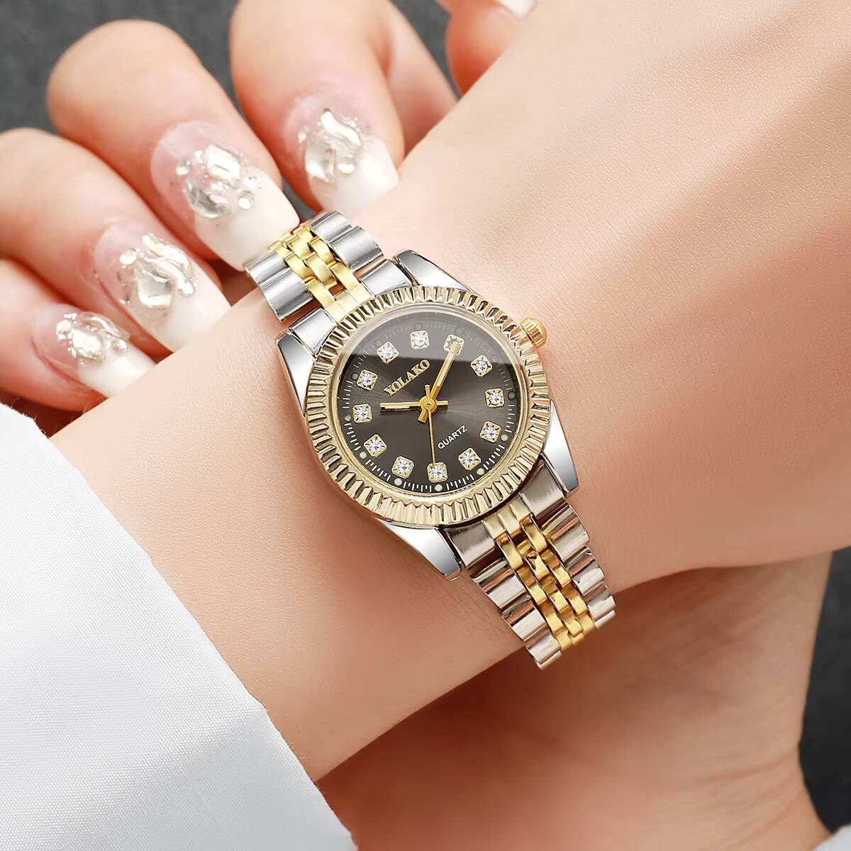 Reloj de cuarzo con diamantes  - Luxury Watch Holder reseña y precio